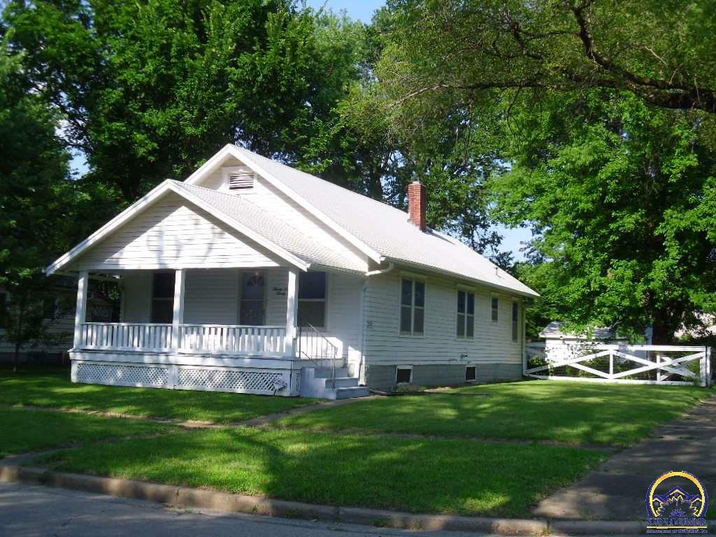 Property Photo:  2220 SW Fillmore St  KS 66611 