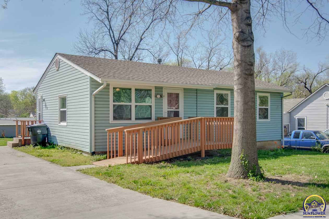 Property Photo:  2621 SE Colorado Ave  KS 66605 