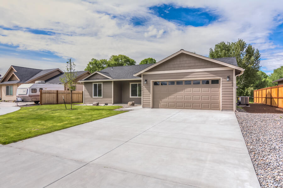 Property Photo: 1088 NE Crista Court OR 97754