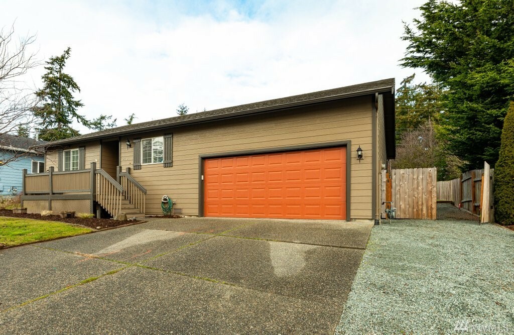 Property Photo:  910 SW 1st Ave  WA 98277 