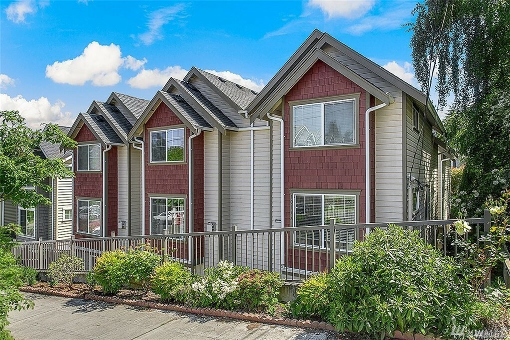 Property Photo:  1015 NE 123rd St B  WA 98125 