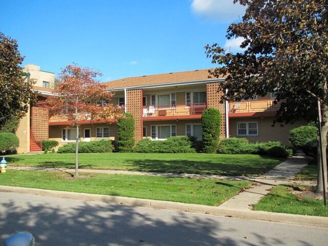 Property Photo: 33 N Clifton Avenue 102 IL 60068