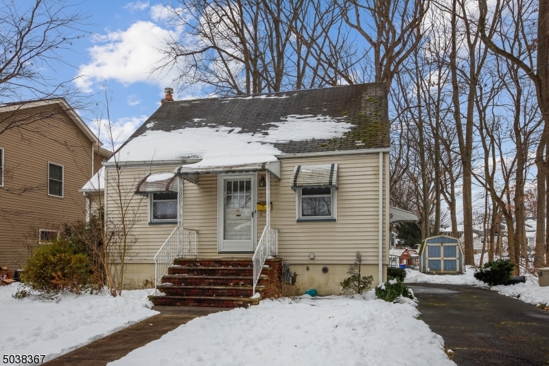 Property Photo:  4 Commonwealth Rd  NJ 07033 