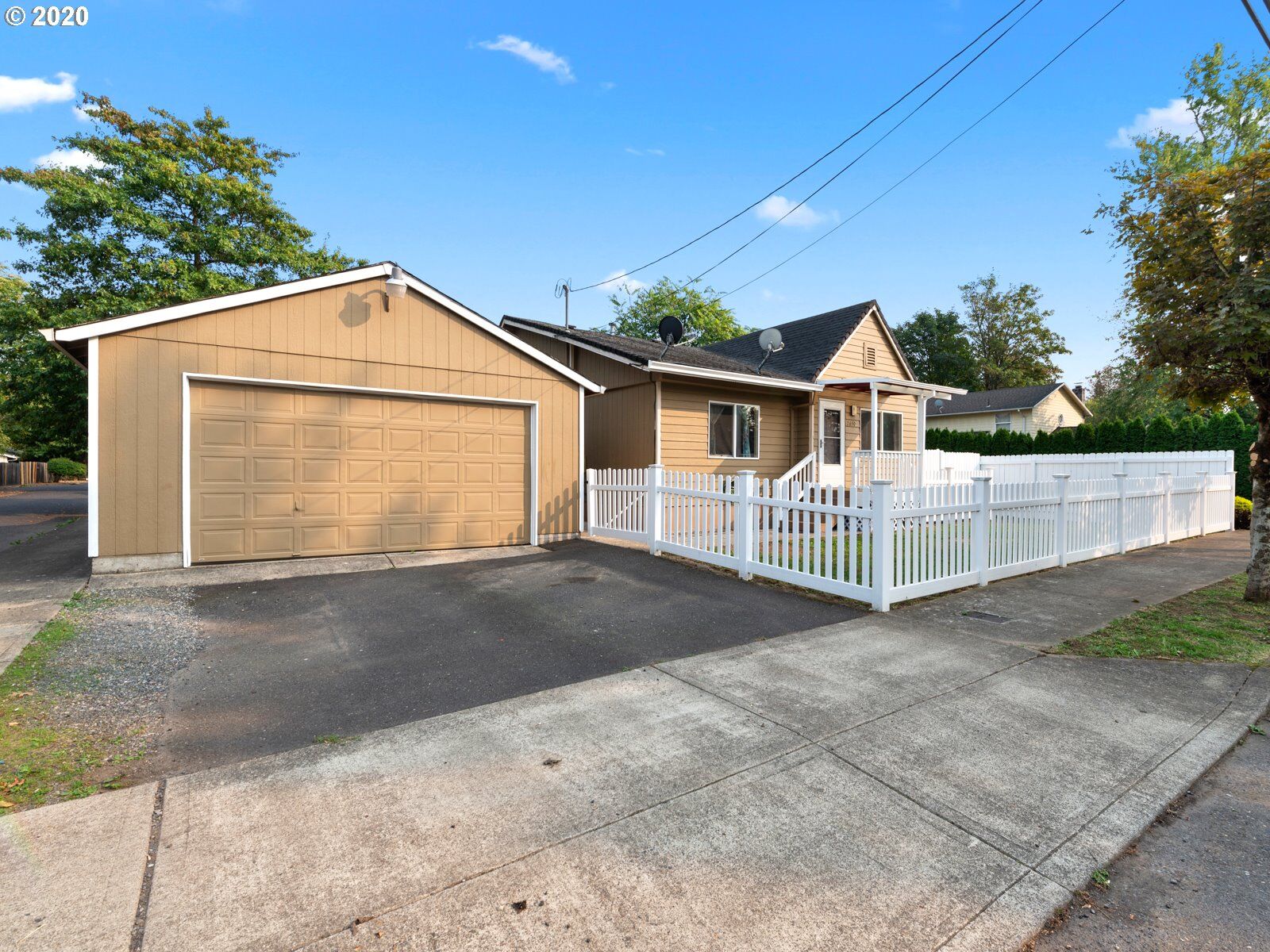 Property Photo:  2650 SE 170th Ave  OR 97236 