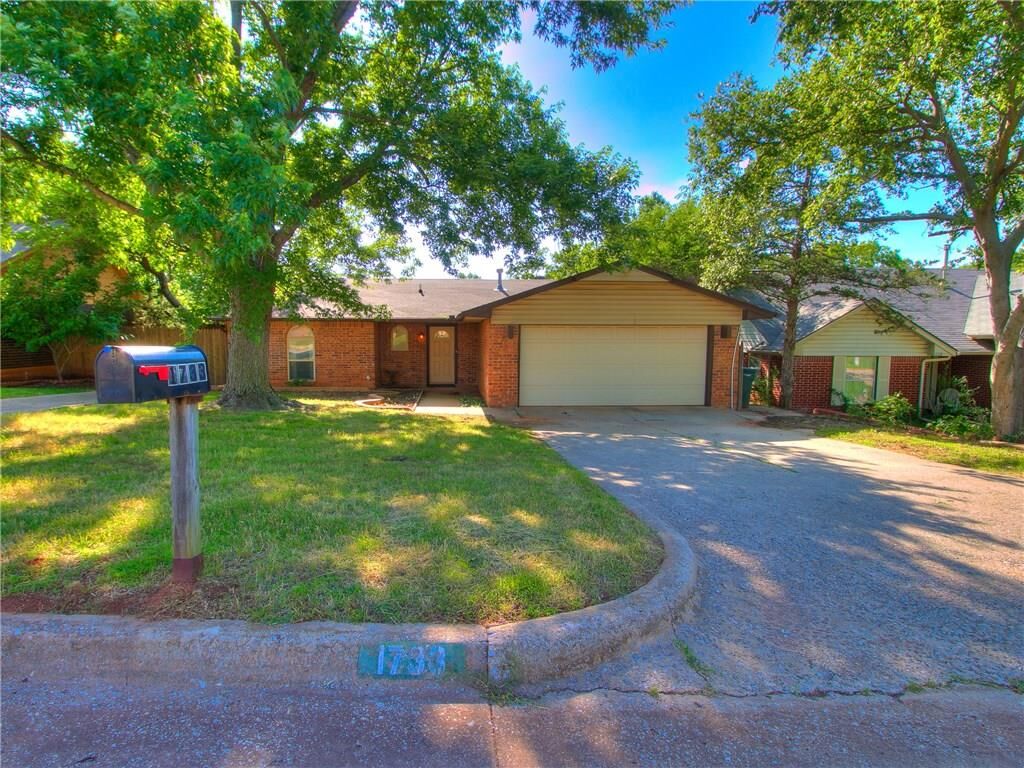 Property Photo:  1733 Edgewood Drive  OK 73013 