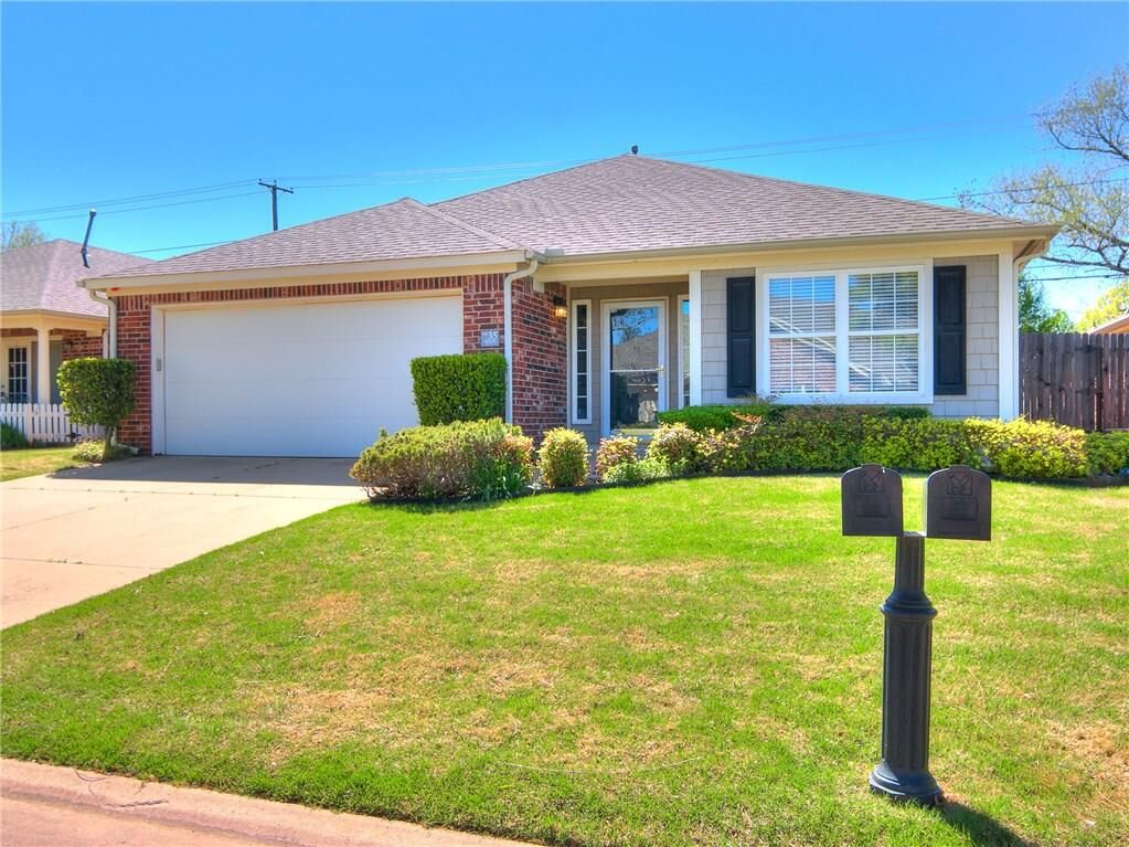 Property Photo:  2455 Manchester Drive 35  OK 73120 