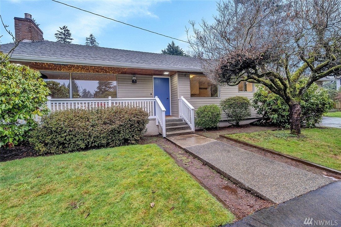 Property Photo:  1102 Crawford Rd  WA 98036 