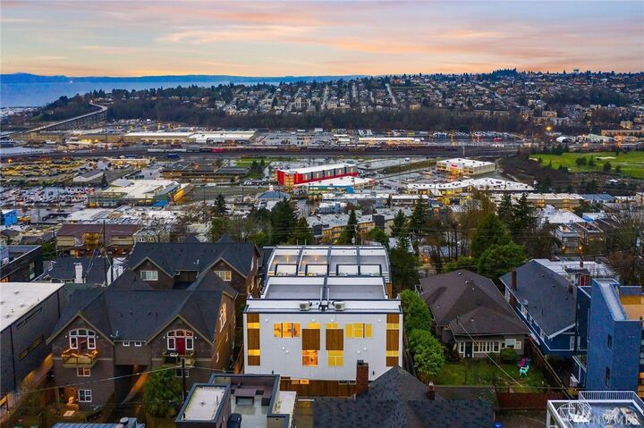 Property Photo:  2204 A 11th Ave W  WA 98119 