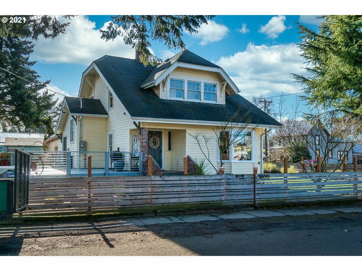 Property Photo: 5800 SE Morris St OR 97206