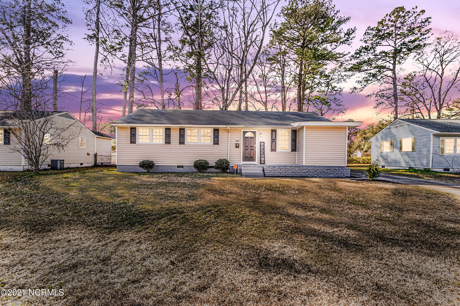 Property Photo:  509 Oak Lane  NC 28540 