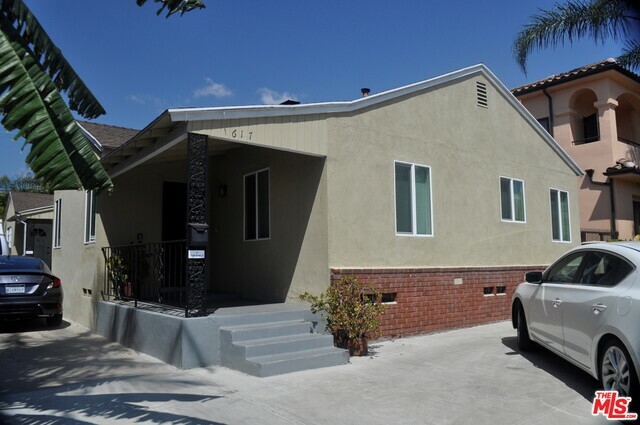 Property Photo:  617  N Gardner St 617  CA 90036 