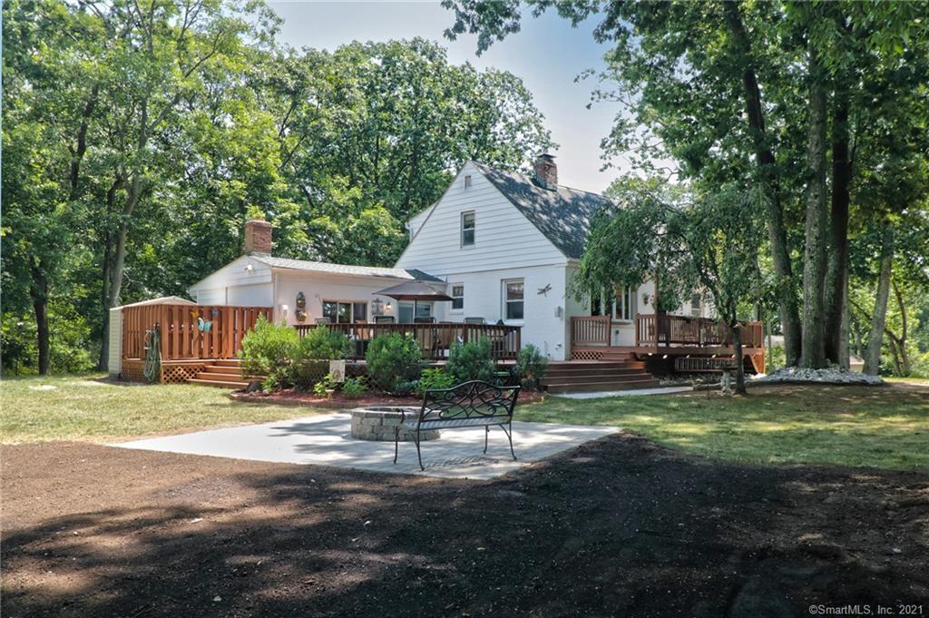 Property Photo:  1 North Forest Circle  CT 06516 