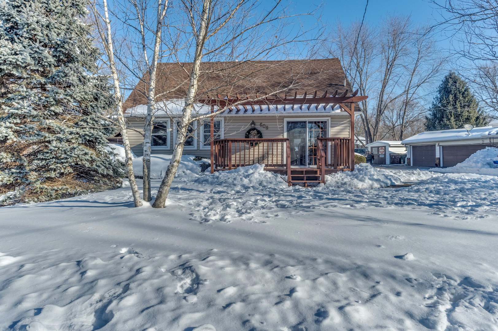 Property Photo:  608 S Elm Street  IL 60441 