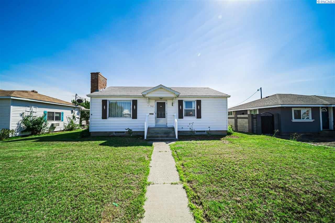 Property Photo: 742 W Court St WA 99301