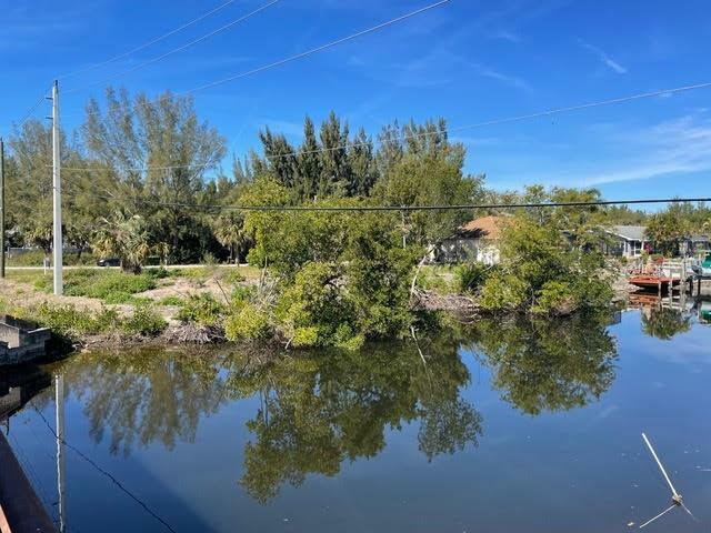 Property Photo: 3930 Magnolia Way FL 33950