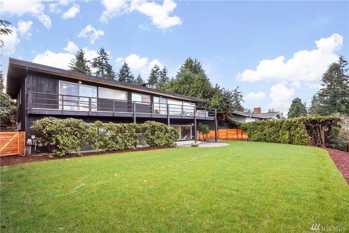 Property Photo: 7828 SE 71st St WA 98040