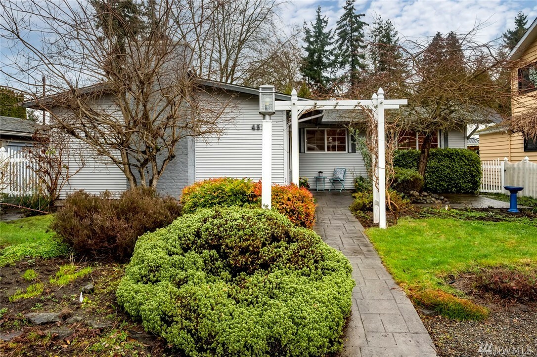 Property Photo:  4518 NE 171st St  WA 98155 