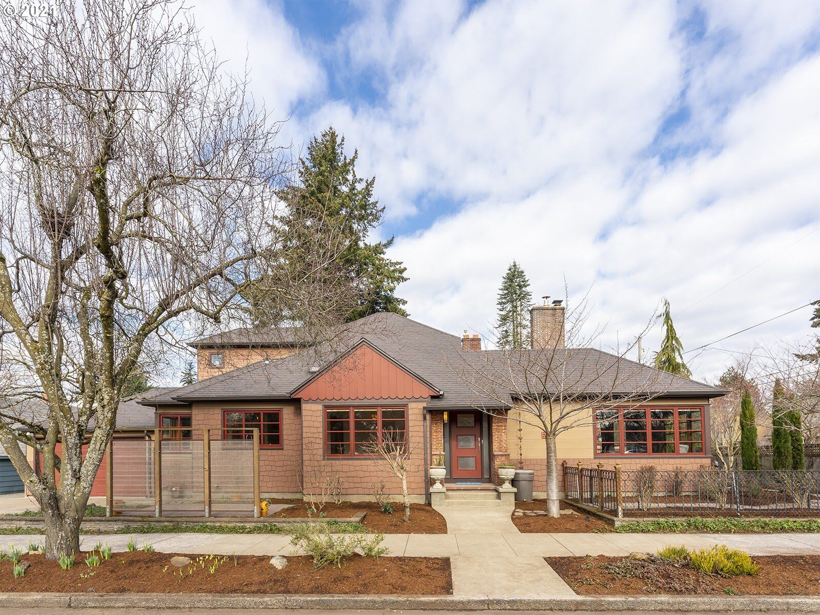 Property Photo:  6029 NE Broadway  OR 97213 