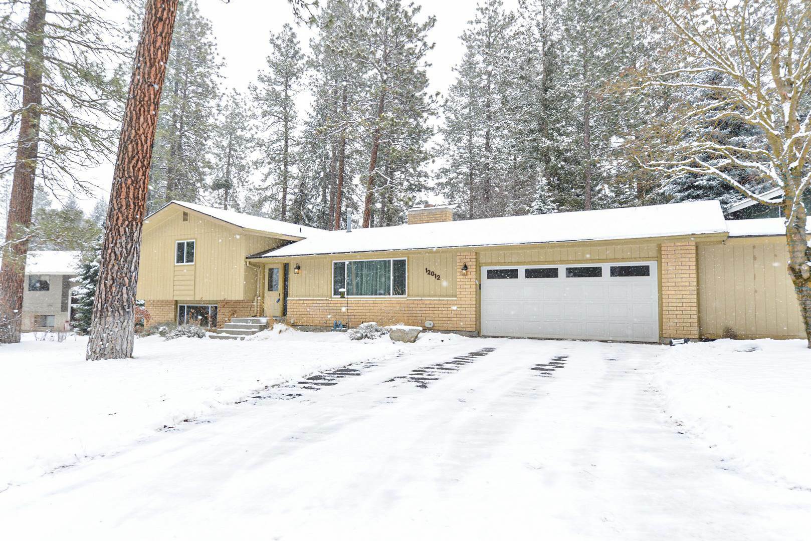 Property Photo: 12012 N Vistawood Ct WA 99218