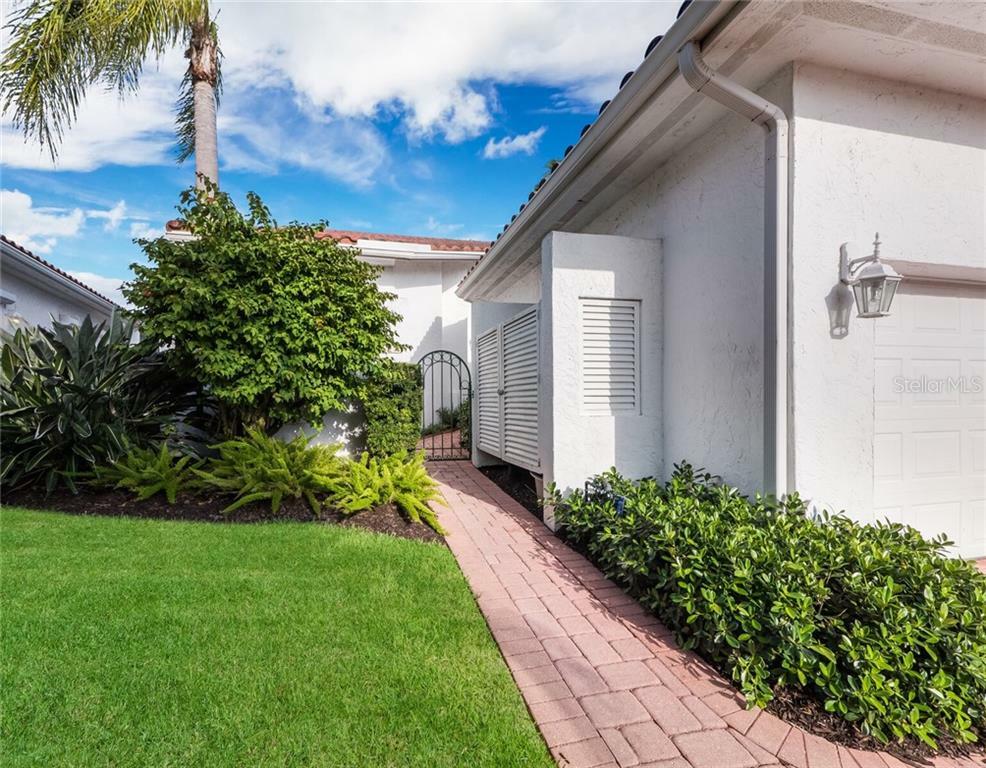 Property Photo: 2224 Harbour Court Drive FL 34228