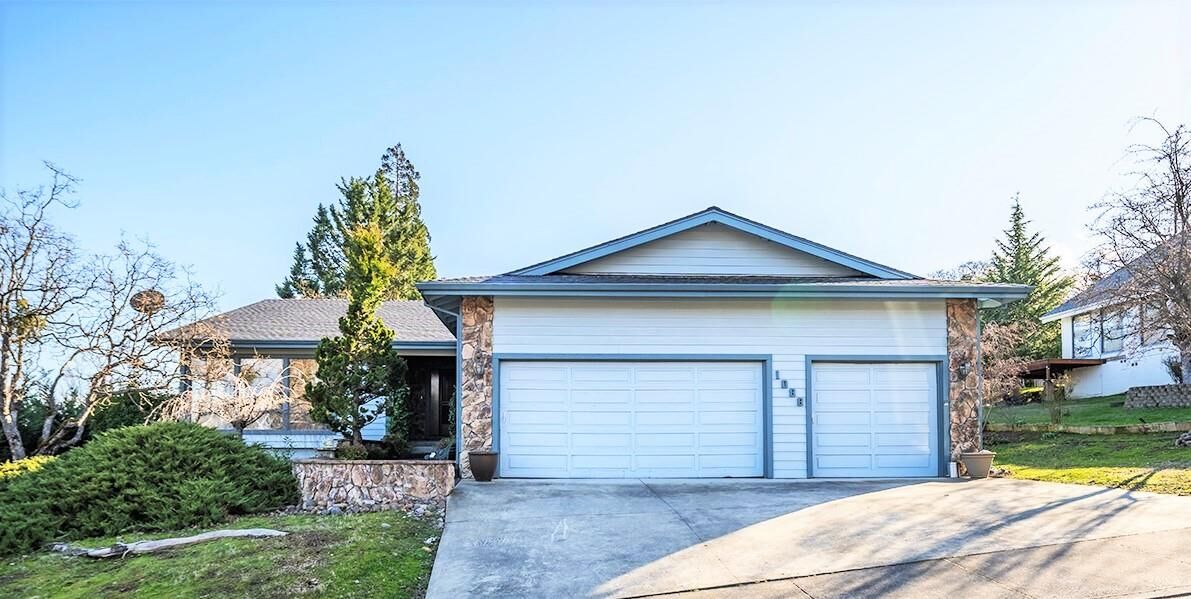 Property Photo: 1088 Kristen Drive OR 97504