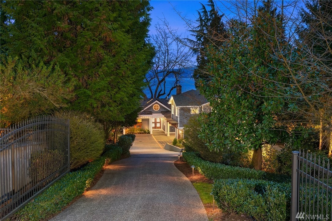 Property Photo:  4058 W Lake Sammamish Pkwy SE  WA 98008 