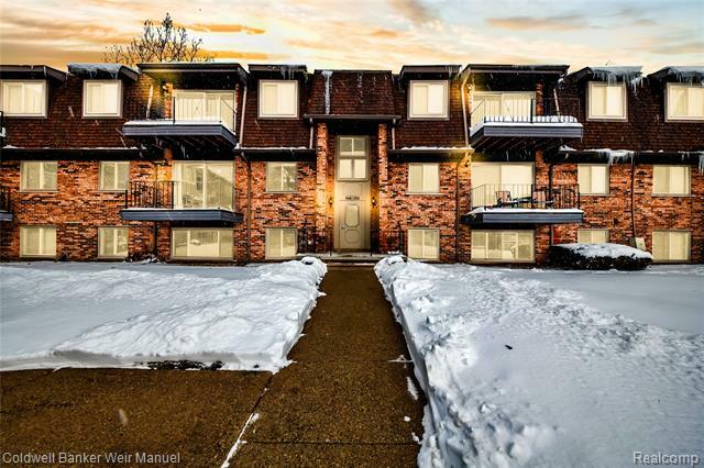 Property Photo: 424 Riviera Dr MI 48080