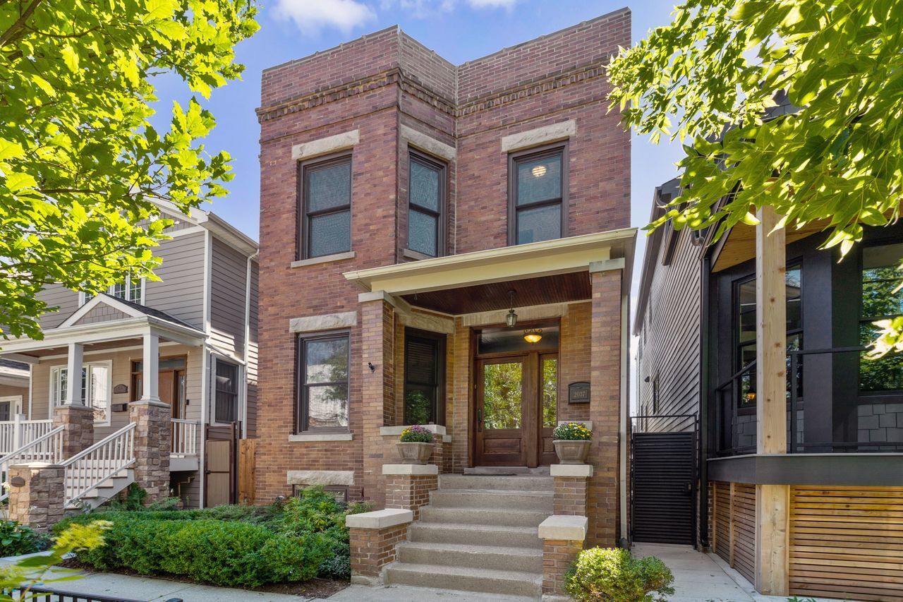 Property Photo: 2037 W Cuyler Avenue IL 60618