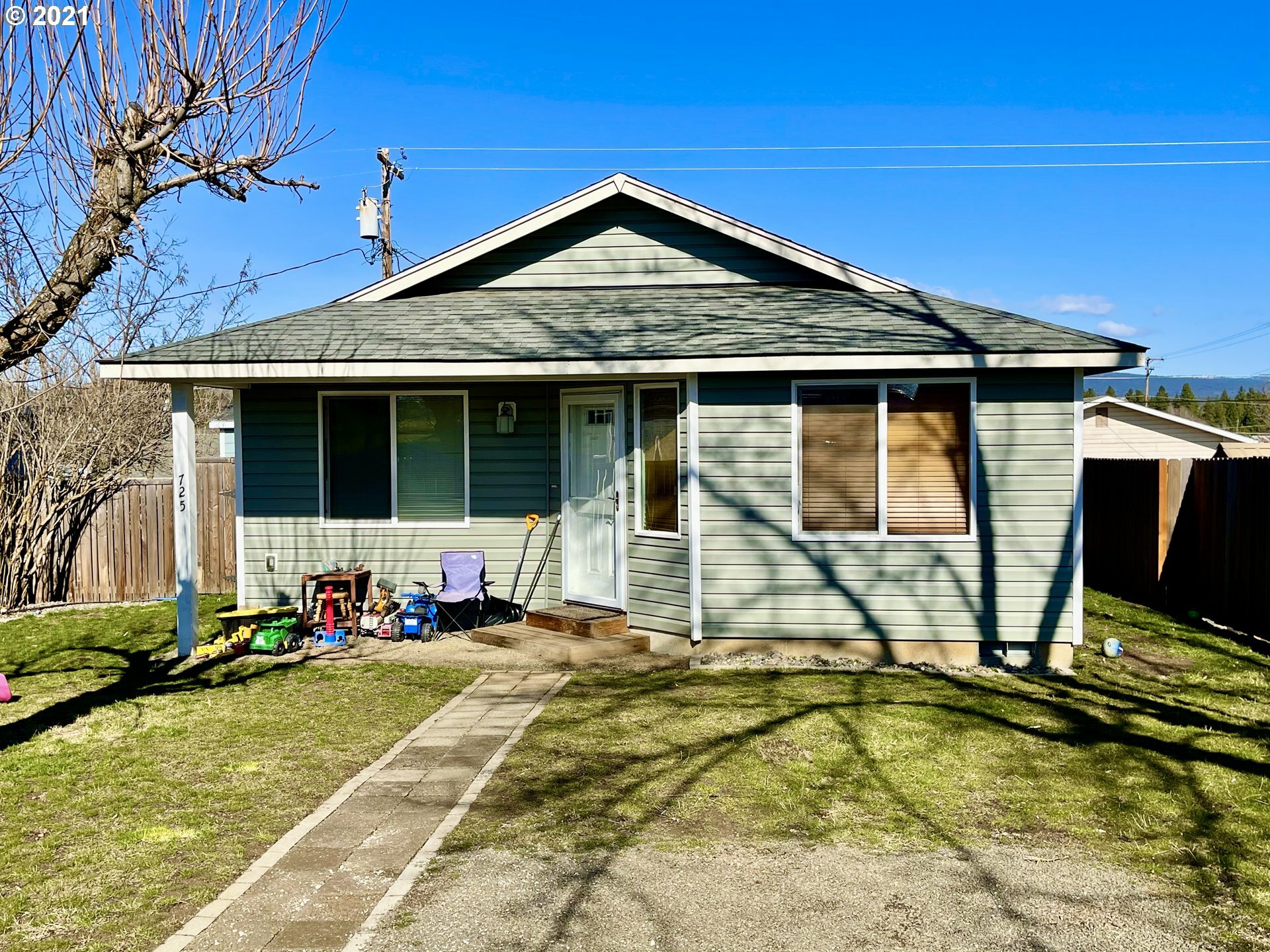 Property Photo:  725 E Court St  WA 98620 