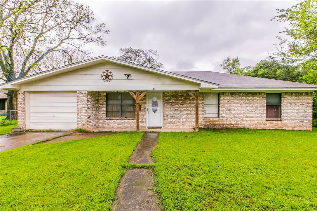 Property Photo:  807 Carter Street  TX 76661 