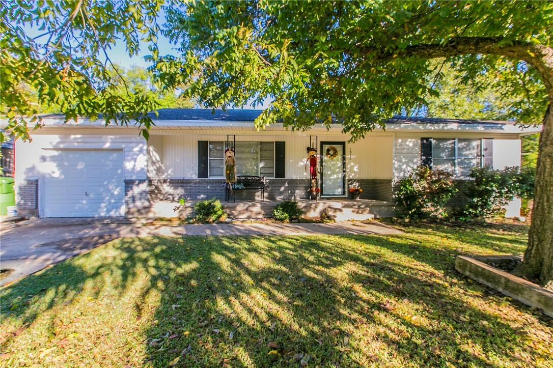 Property Photo:  1925 Hilltop Drive  TX 76710 