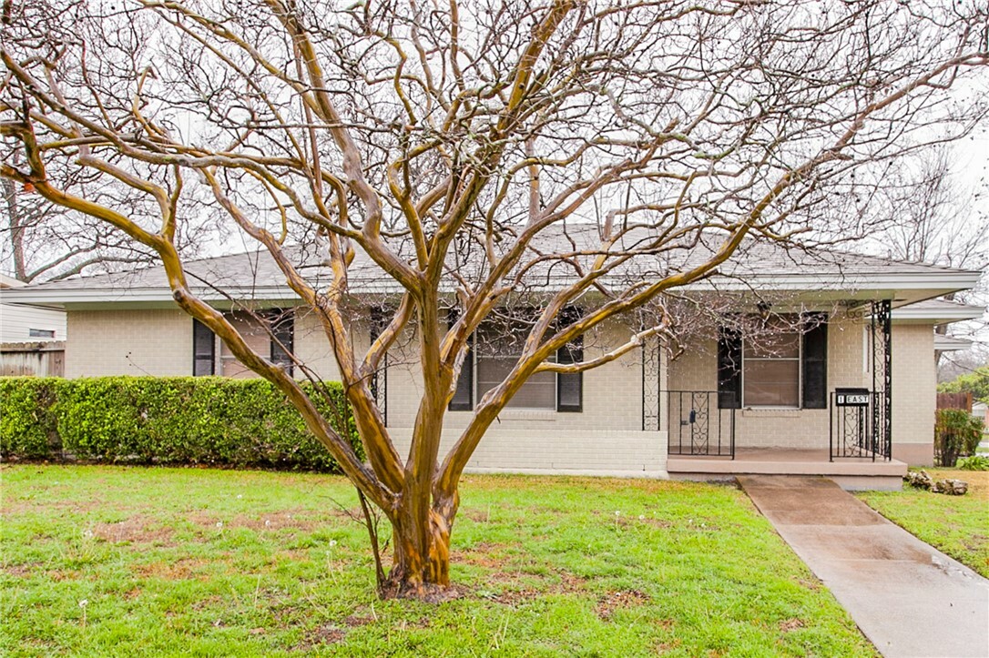 Property Photo: 1 E Young Avenue TX 76501