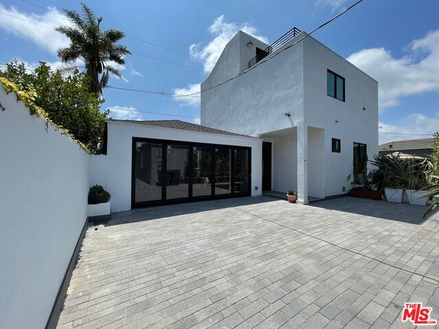 Property Photo:  2569  S Bundy Dr  CA 90064