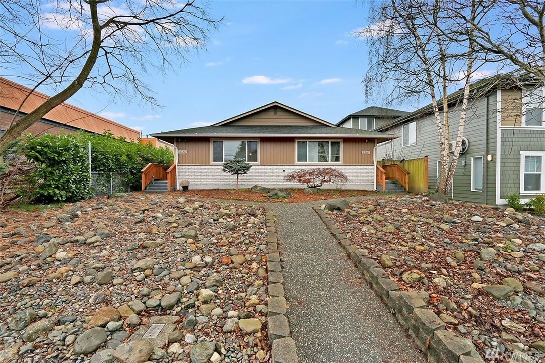 Property Photo:  3315 Wetmore Ave  WA 98201 