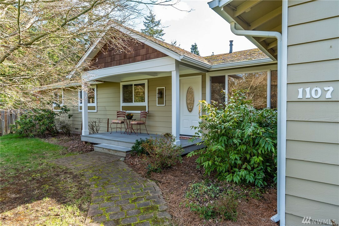 Property Photo:  1107 NE Lovejoy St  WA 98239 