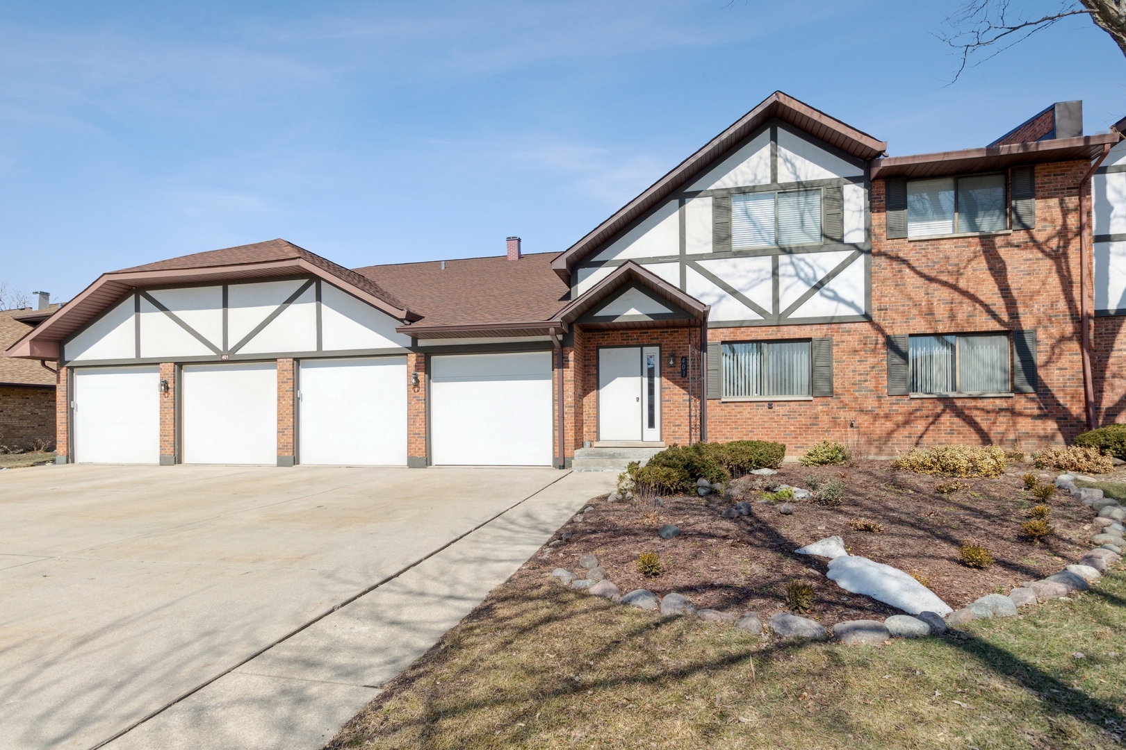 Property Photo: 401 Walters Lane 2B IL 60143