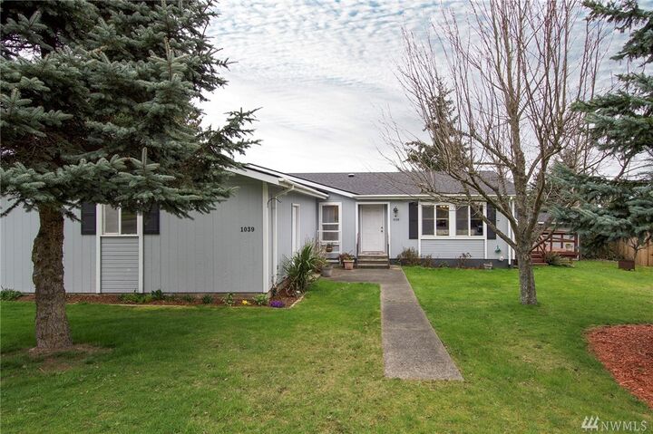 Property Photo: 1039 W 16th St WA 98363