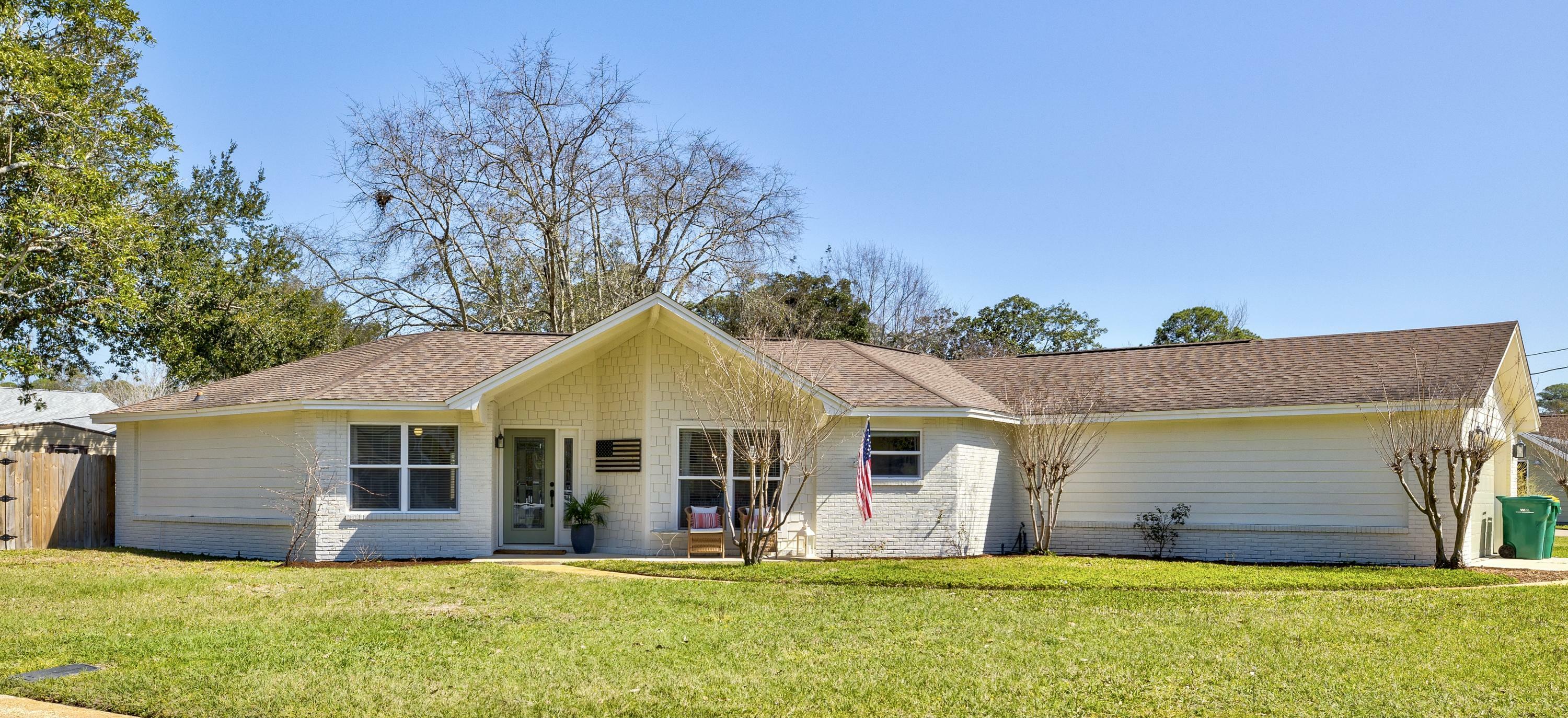 Property Photo:  1147 Pin Oak Circle  FL 32578 