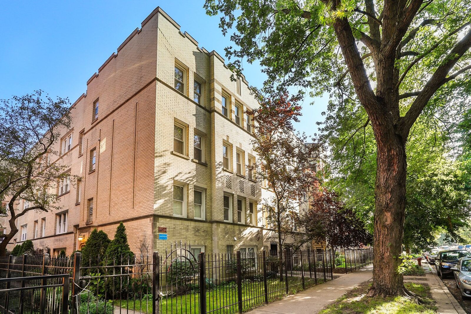 Property Photo: 1264 W Winona Street 2A IL 60640