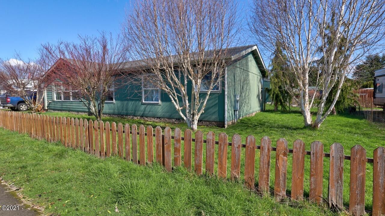 Property Photo: 210 NW Grinstead Street OR 97380