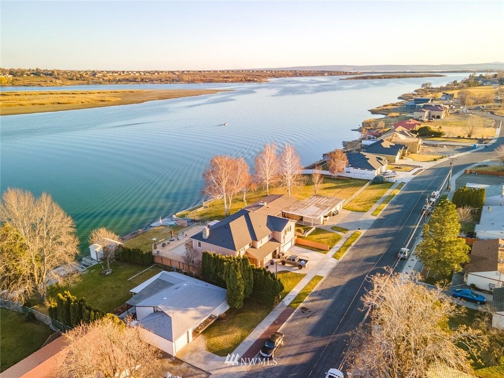 Property Photo: 3031 W Lakeside Drive WA 98837