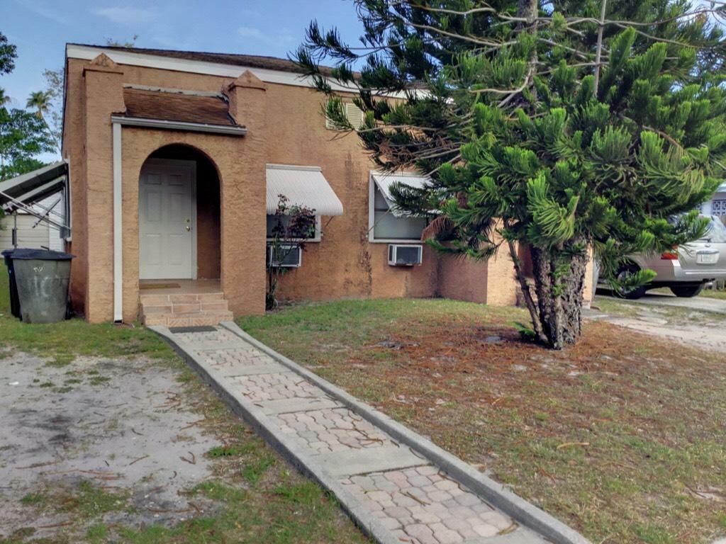 Property Photo:  1107 Mayflower Road  FL 34950 