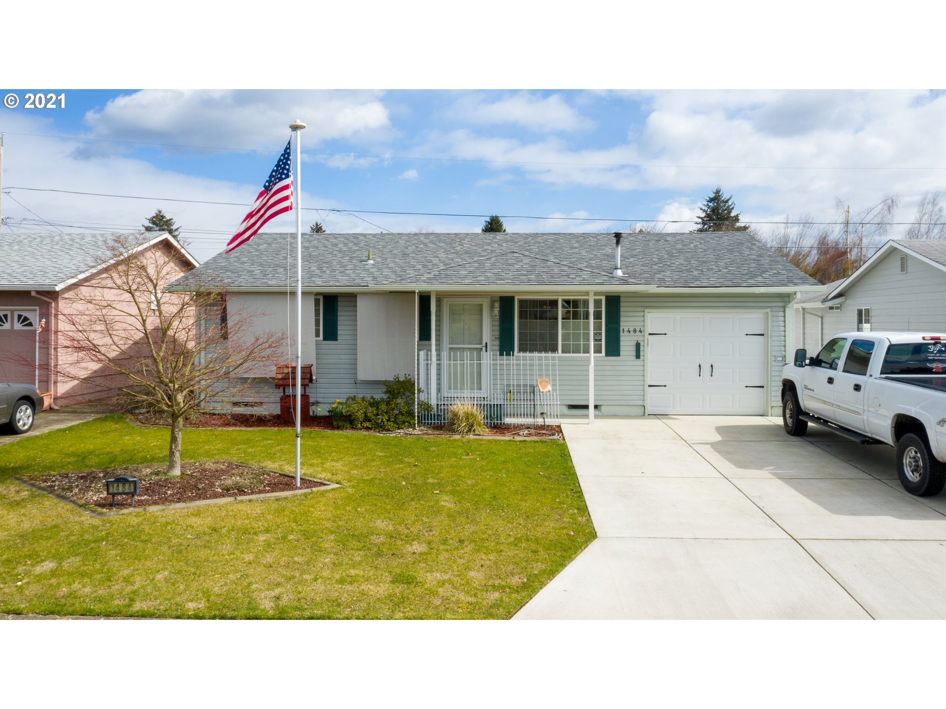 Property Photo: 1484 Umpqua Rd OR 97071