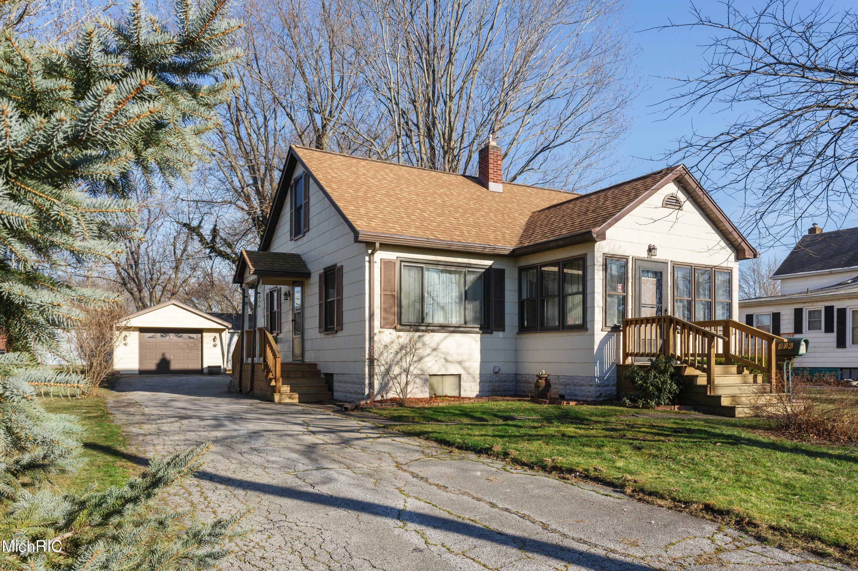 Property Photo:  806 N Elm Street  MI 49128 