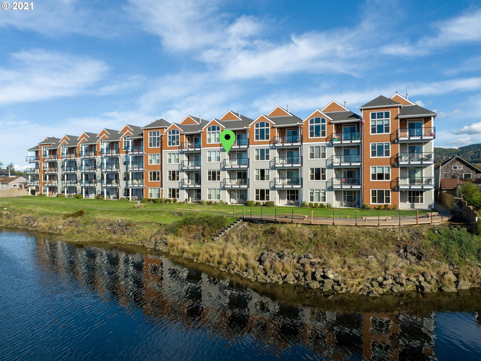 Property Photo:  1000 N Holladay Dr 304  OR 97138 