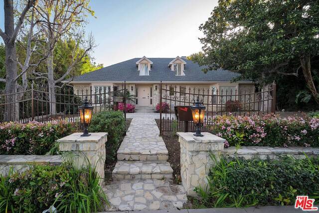 Property Photo:  713  Foothill Rd  CA 90210 