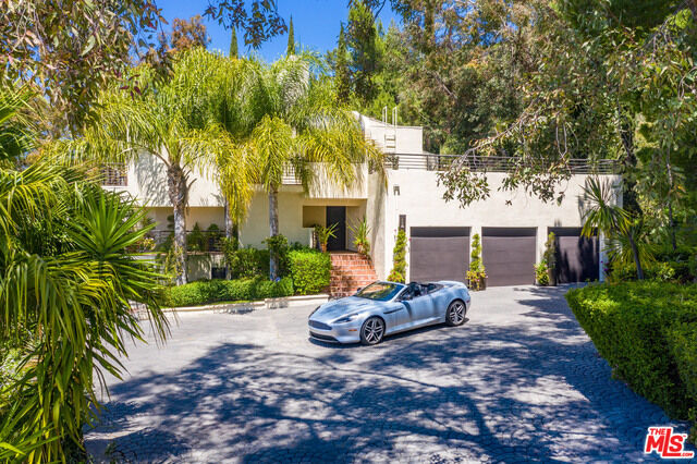 Property Photo: 214 Loma Metisse Rd CA 90265