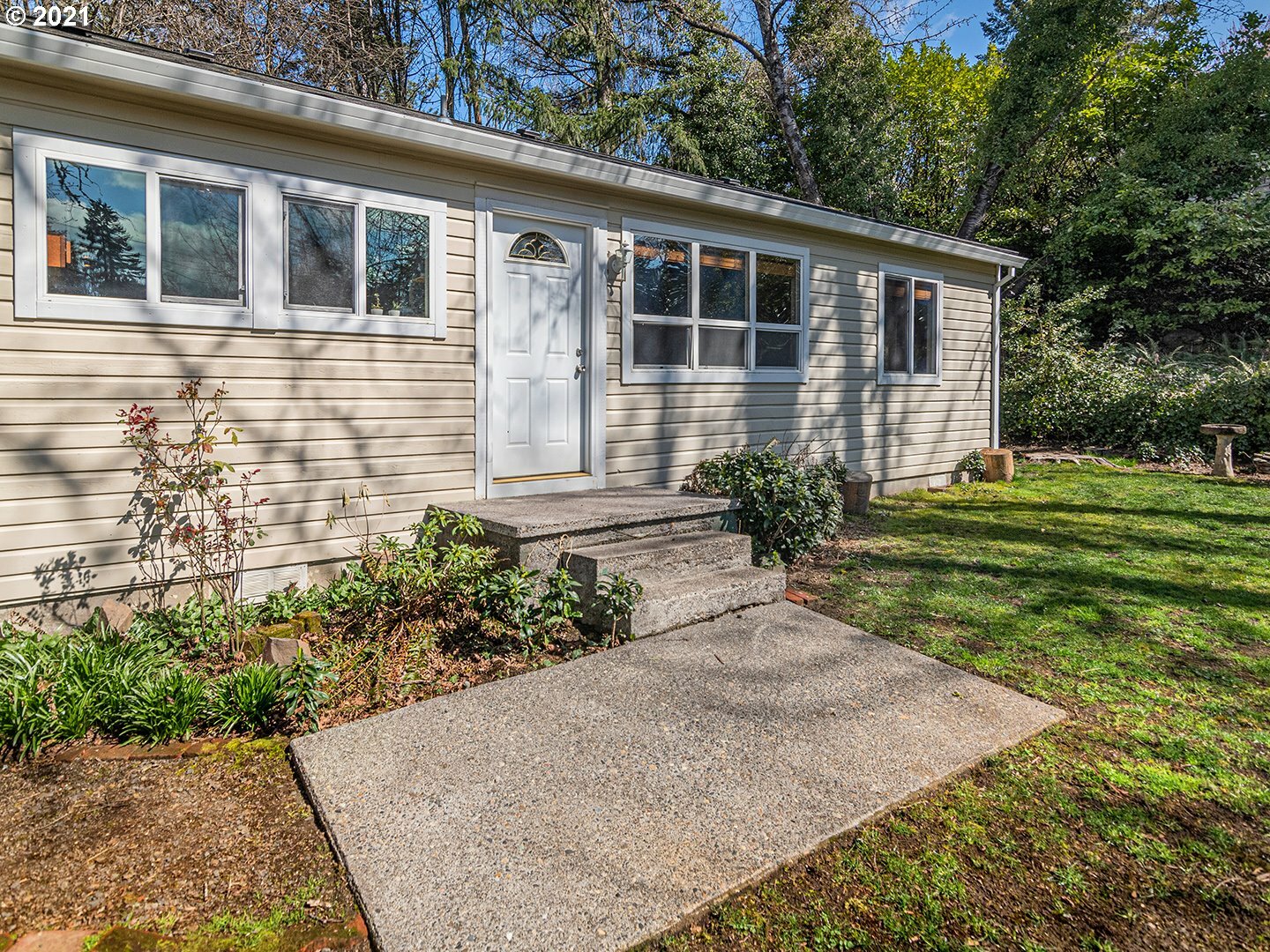 Property Photo: 2304 SW Iowa St OR 97239