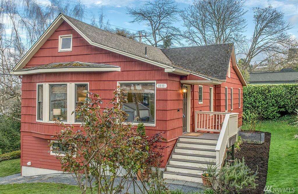 Property Photo:  1111 E Hamlin St  WA 98102 