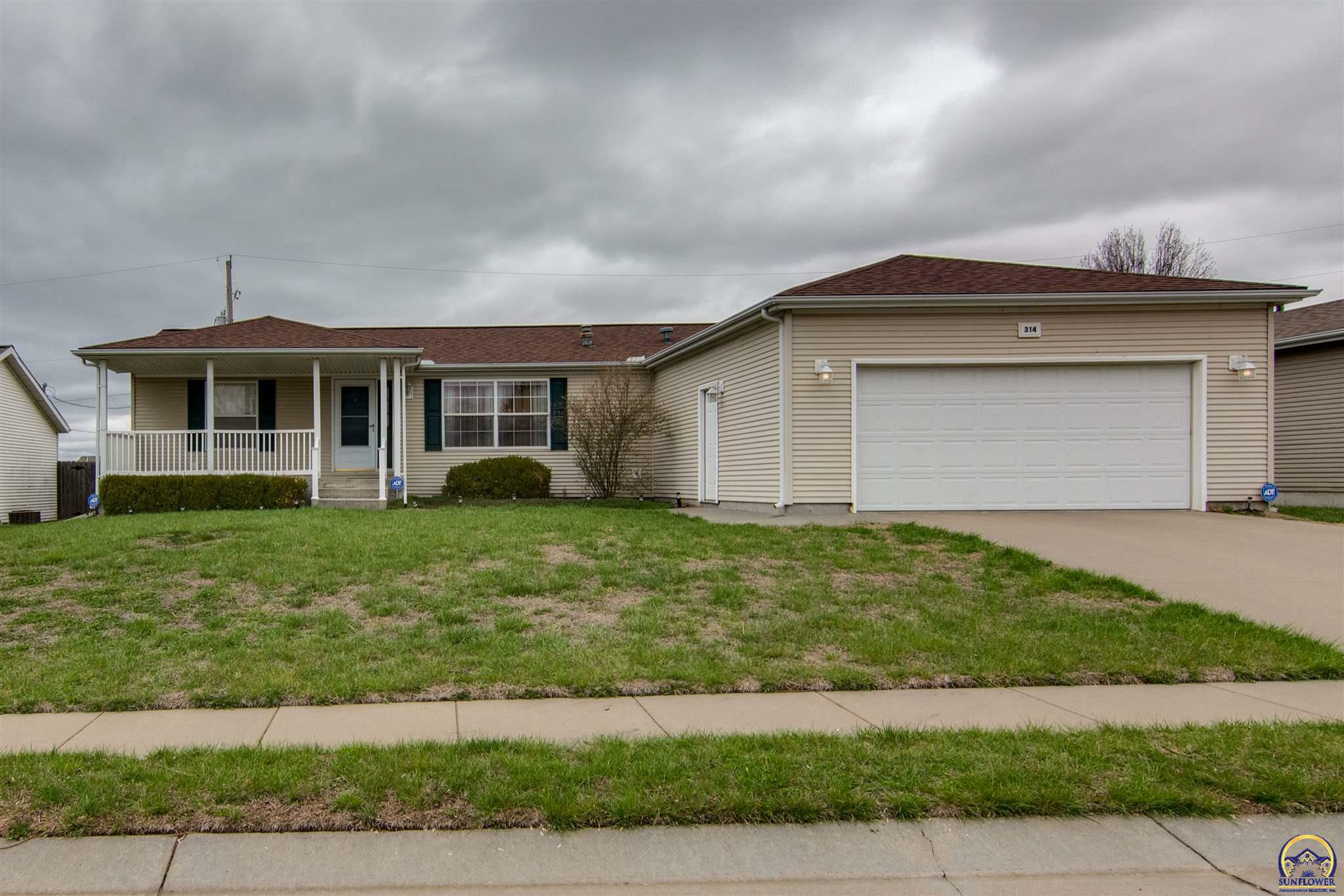 Property Photo:  314 SE 44th Ter  KS 66609 